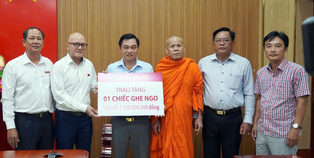 Agribank soutient 1,5 milliard de VND pour acheter des bateaux Ngo pour les Khmers de la province de Tra Vinh