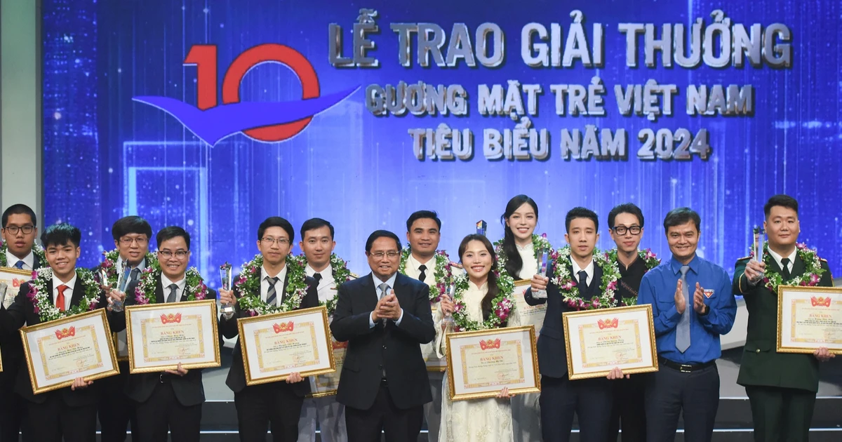 [Foto] El primer ministro Pham Minh Chinh asiste a la ceremonia de entrega de premios a los rostros jóvenes vietnamitas más destacados de 2024.