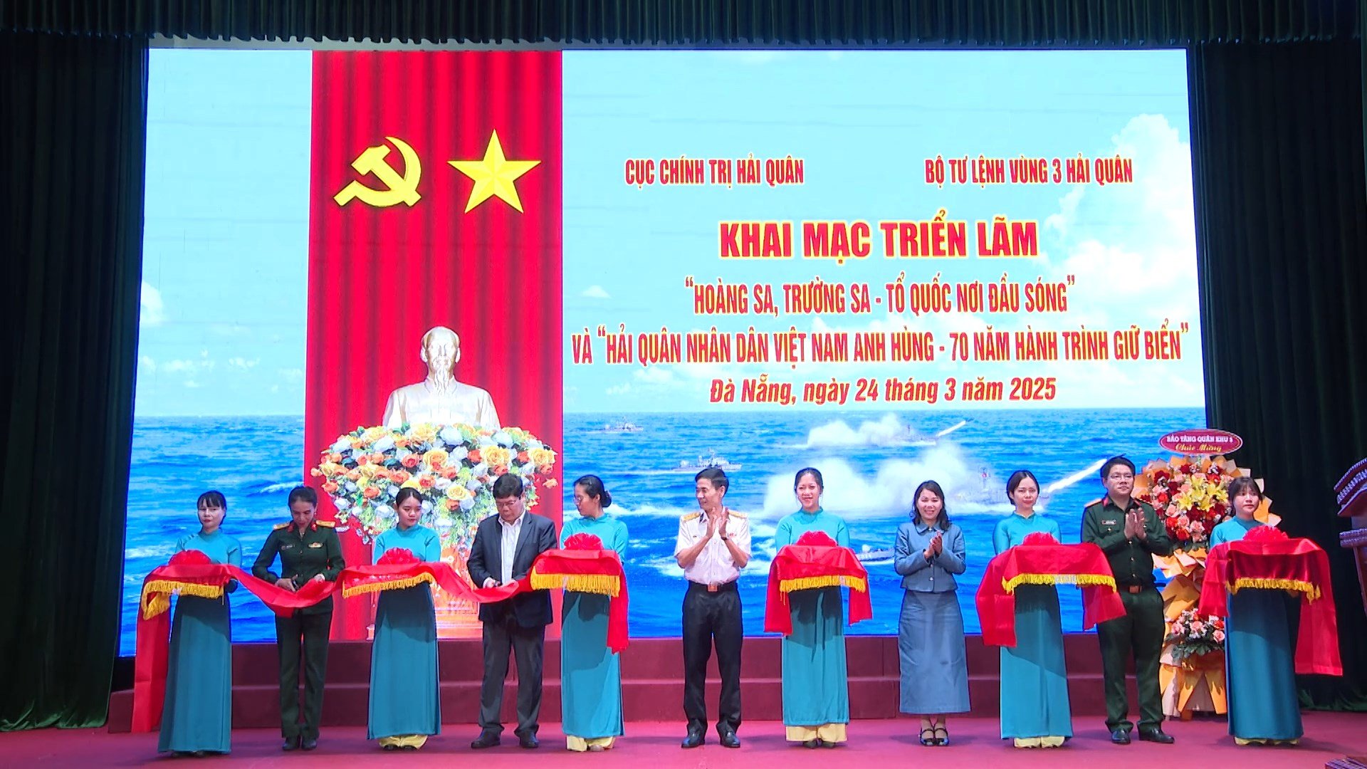 Khai mạc triển lãm “Hoàng sa, Trường sa - Tổ quốc nơi đầu sóng”