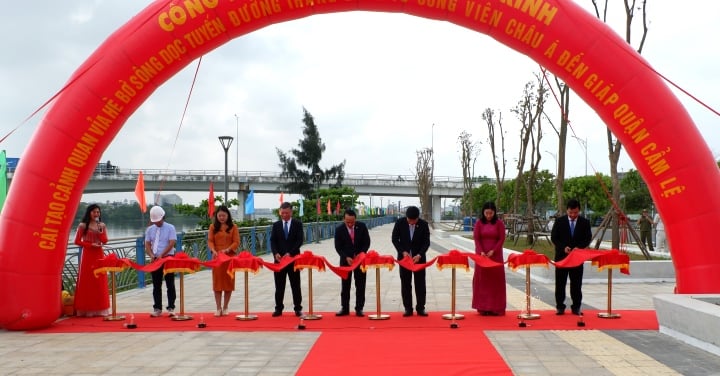 Das Projekt zur Verbesserung der Landschaftsgestaltung der Gehwege am Flussufer entlang der Thang Long Street wurde abgeschlossen und in Betrieb genommen.