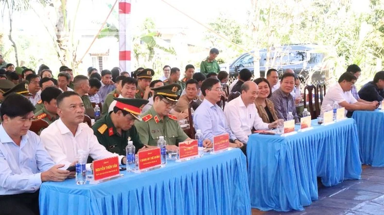 Công an tỉnh Đắk Lắk quyết tâm hoàn thành việc xóa nhà tạm, nhà dột nát cho hộ nghèo trước ngày 15/8 ảnh 2