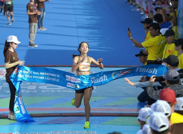 Maratón de Tien Phong 2025: Cuando el maratón femenino no se trata solo de Tuyet y Hoa (foto 1)