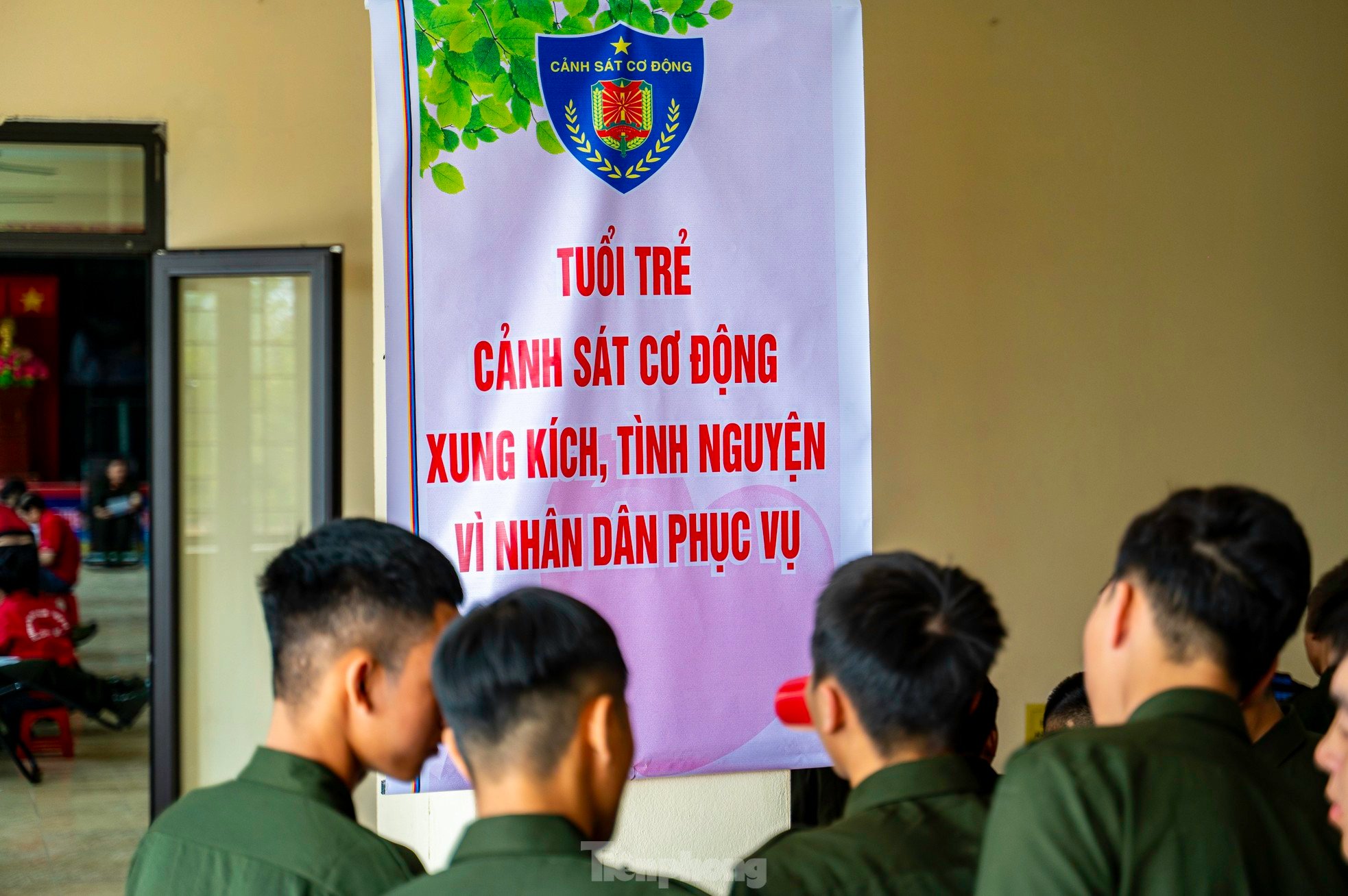 Mitglieder der Jugendgewerkschaft des Northeast Mobile Police Regiment spenden freiwillig Blut, Foto 27