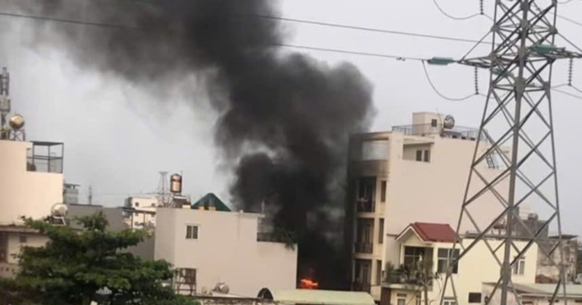 Una casa en una zona residencial de Ciudad Ho Chi Minh arde ferozmente