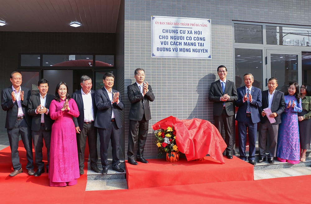 Schild des Sozialwohnungsprojekts für Menschen mit revolutionären Beiträgen in der Vu Mong Nguyen Straße