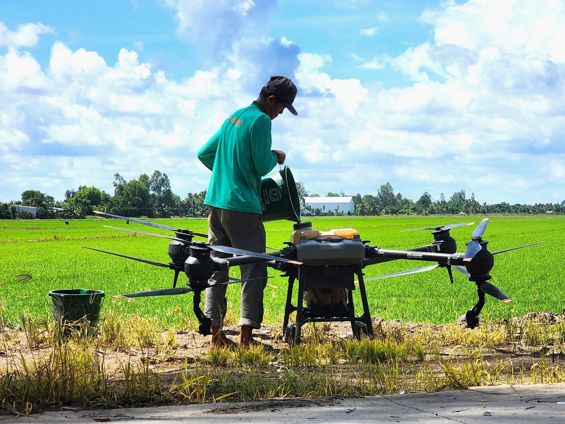 Thiết bị bay không người lái trong nông nghiệp (drone) phát huy được hiệu quả, sản xuất nhanh trên phạm vi rộng. Ảnh: Kim Anh.