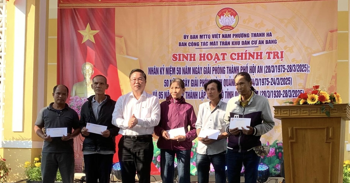 Chairman of the Vietnam Fatherland Front Committee of the province Le Tri Thanh attended the 50th anniversary celebration of the liberation day in Hoi An.