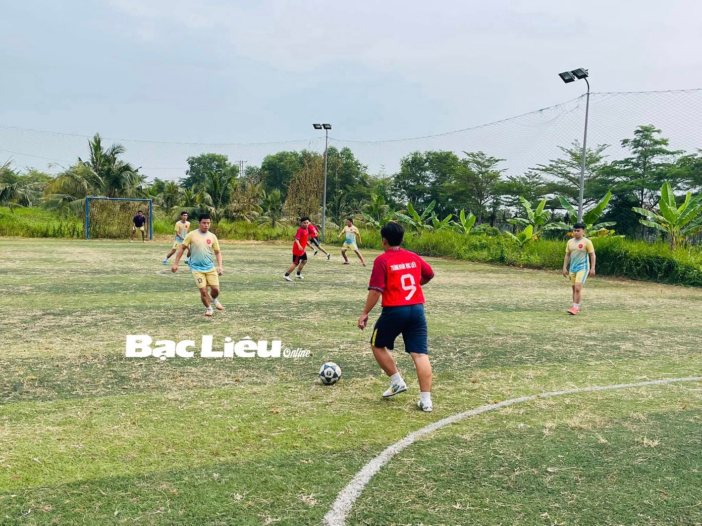 시 청년 연합 박리우: 청년 근로자들을 위한 축구 교류 및 선물 제공의 조정된 조직