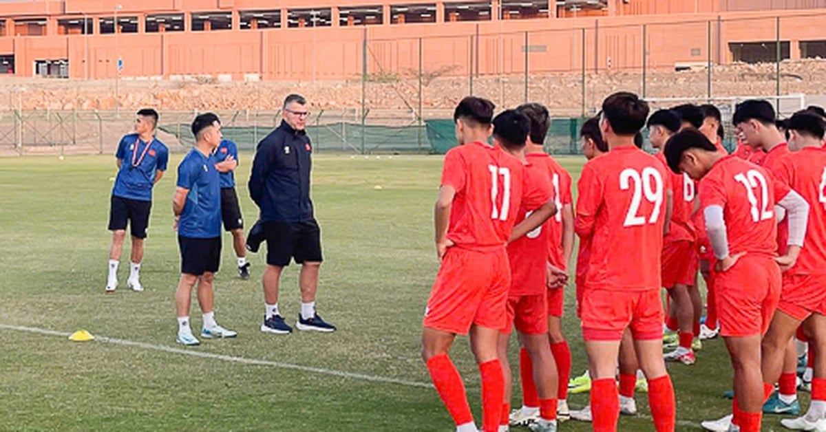 U17 Việt Nam ra sân tập ngay sau hành trình 24 giờ tới Oman