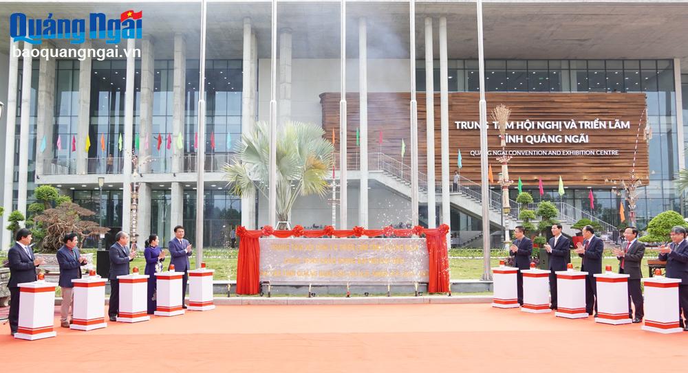 การติดป้ายต้อนรับการประชุมใหญ่พรรคการเมืองจังหวัด