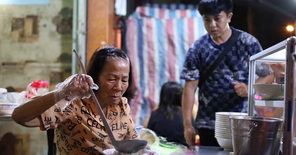 La tienda de fideos "fantasma" de 40 años de antigüedad en la ciudad de Ho Chi Minh siempre está llena de clientes.