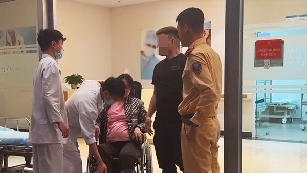 La Policía de Tráfico de Hanoi despeja el camino para llevar a una mujer embarazada al hospital.