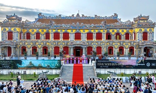 Ausstellung der Gemälde von König Ham Nghi in der Kaiserstadt Hue