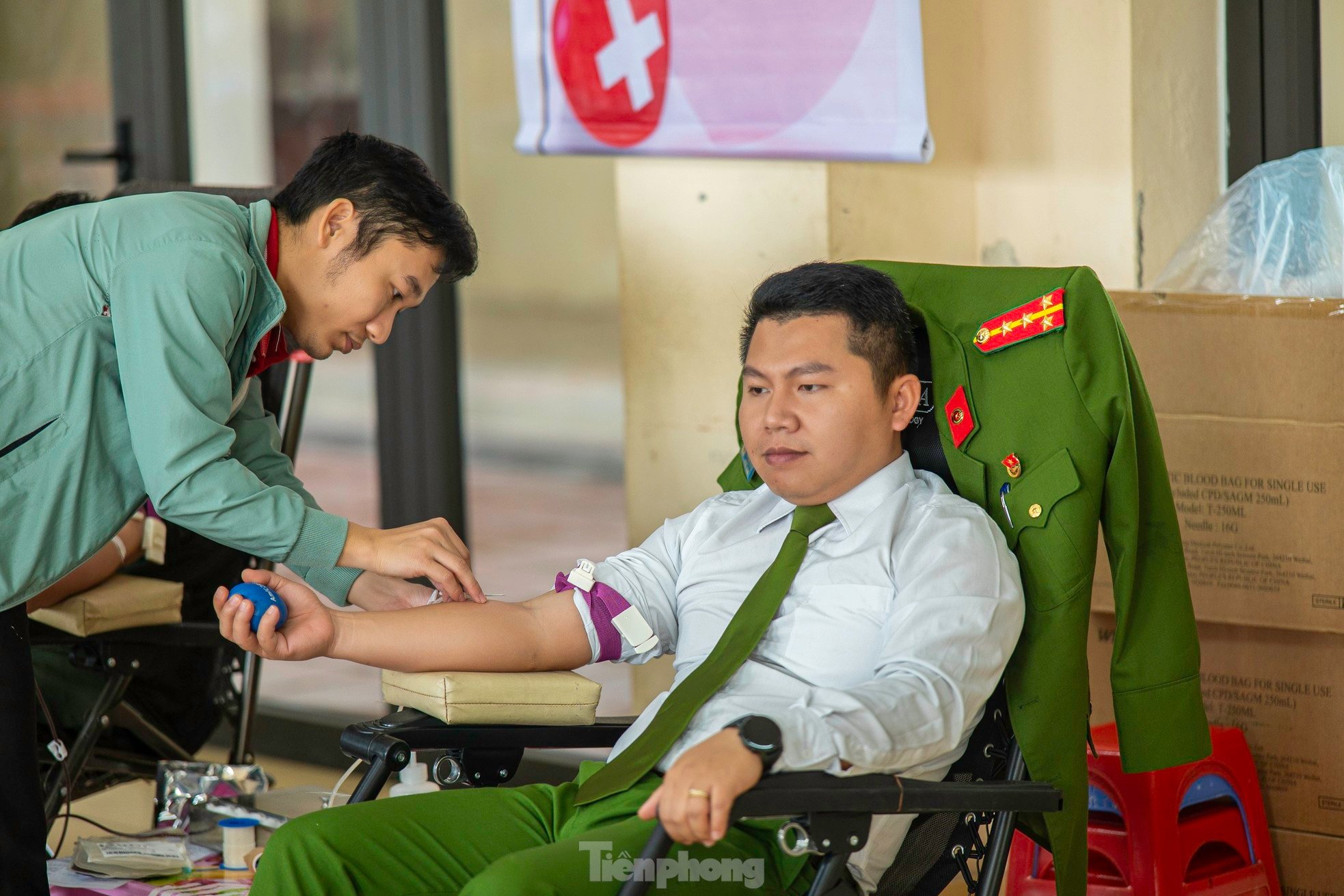 Mitglieder der Jugendgewerkschaft des Northeast Mobile Police Regiment spenden freiwillig Blut, Foto 26