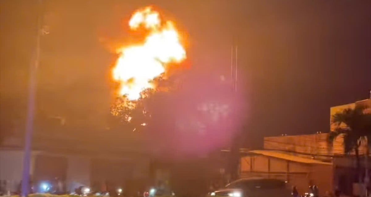 Incendie dans un garage automobile à Phu My, des flammes de plusieurs dizaines de mètres de haut avec des explosions