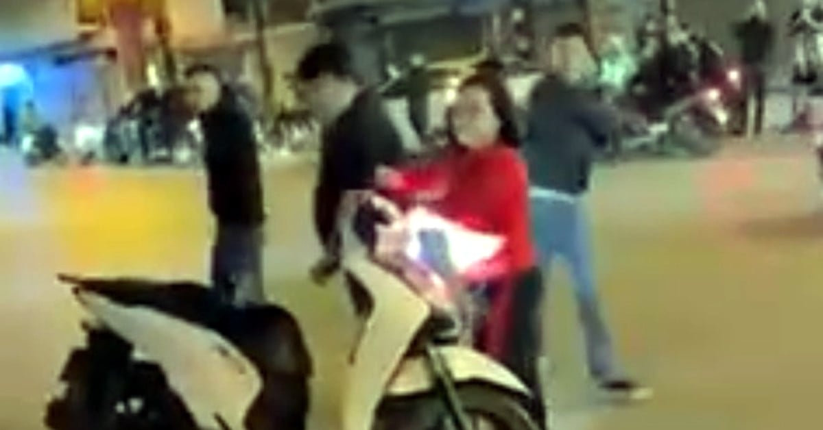 Identifican al grupo de jóvenes que golpearon repetidamente los cinturones de las personas que se encontraban junto a las motocicletas SH en Hanoi