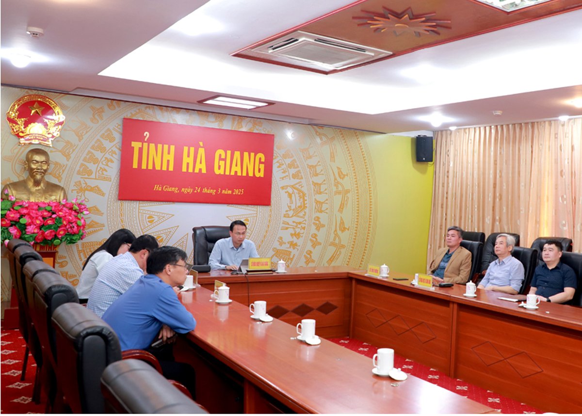 El Gobierno celebró una reunión en línea con las localidades sobre la planificación del riego para la cuenca del río Rojo - río Thai Binh y el río Mekong.