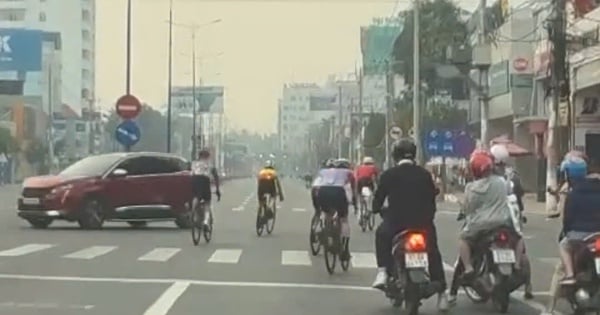 A group of cyclists in Binh Duong causes surprise on social networks