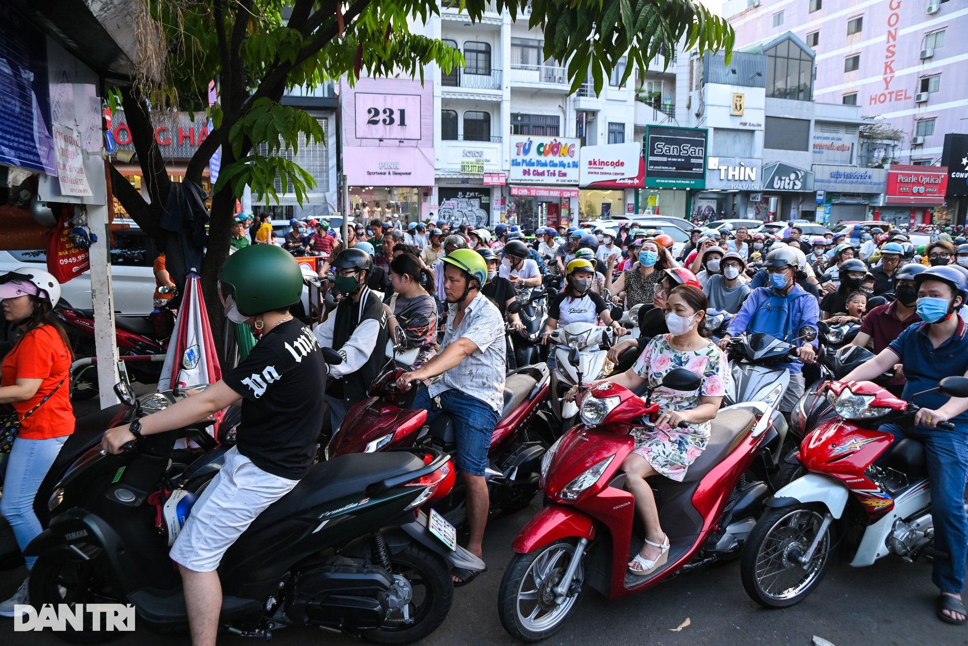 Người dân TPHCM hoa mắt tìm nơi gửi xe để vào Lễ hội Bánh mì - 7