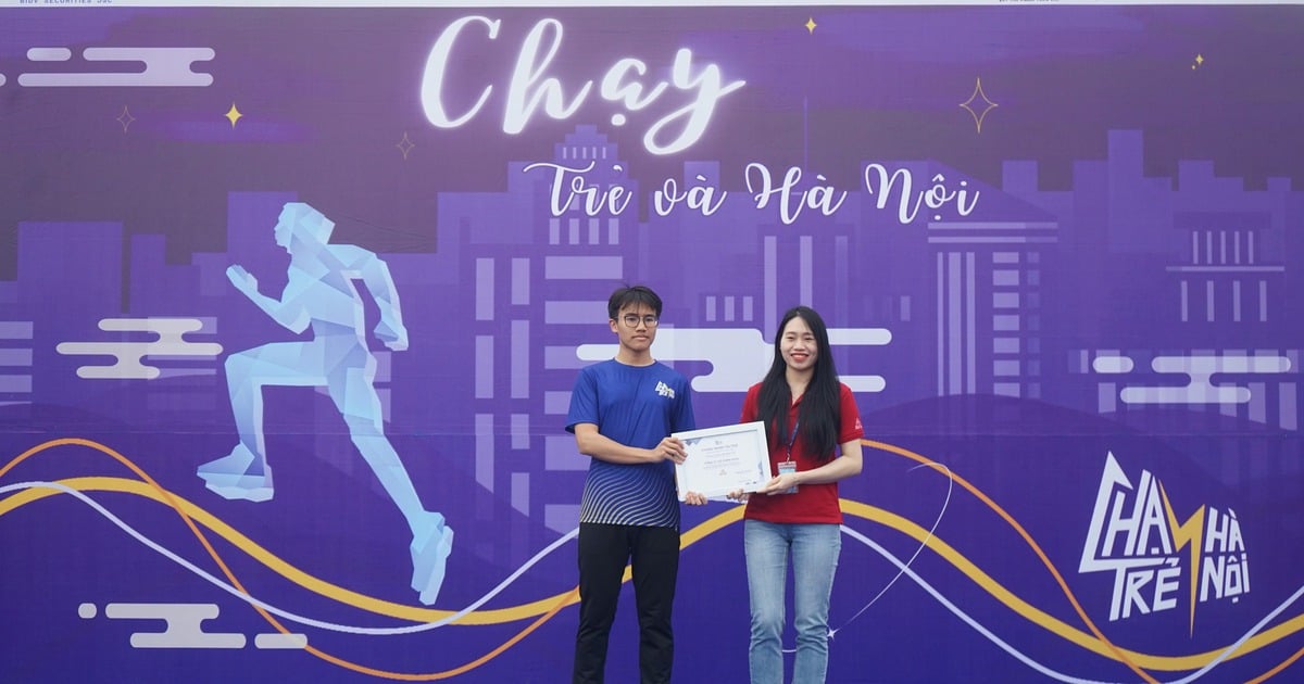 Casi 1.000 personas participan en la carrera 'Carrera: Jóvenes y Hanoi' para recaudar fondos para estudiantes pobres