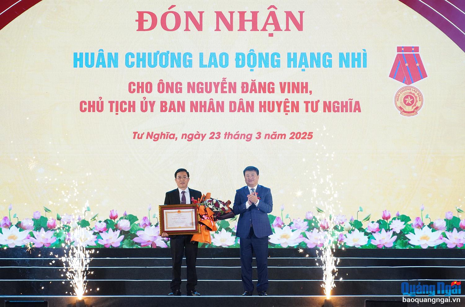 Phó Bí thư Thường trực Tỉnh ủy, Trưởng đoàn ĐBQH tỉnh Đặng Ngọc Huy trao Huân chương Lao động hạng Nhì cho ông Nguyễn Đăng Vinh, Phó Bí thư Huyện ủy, Chủ tịch UBND huyện Tư Nghĩa.