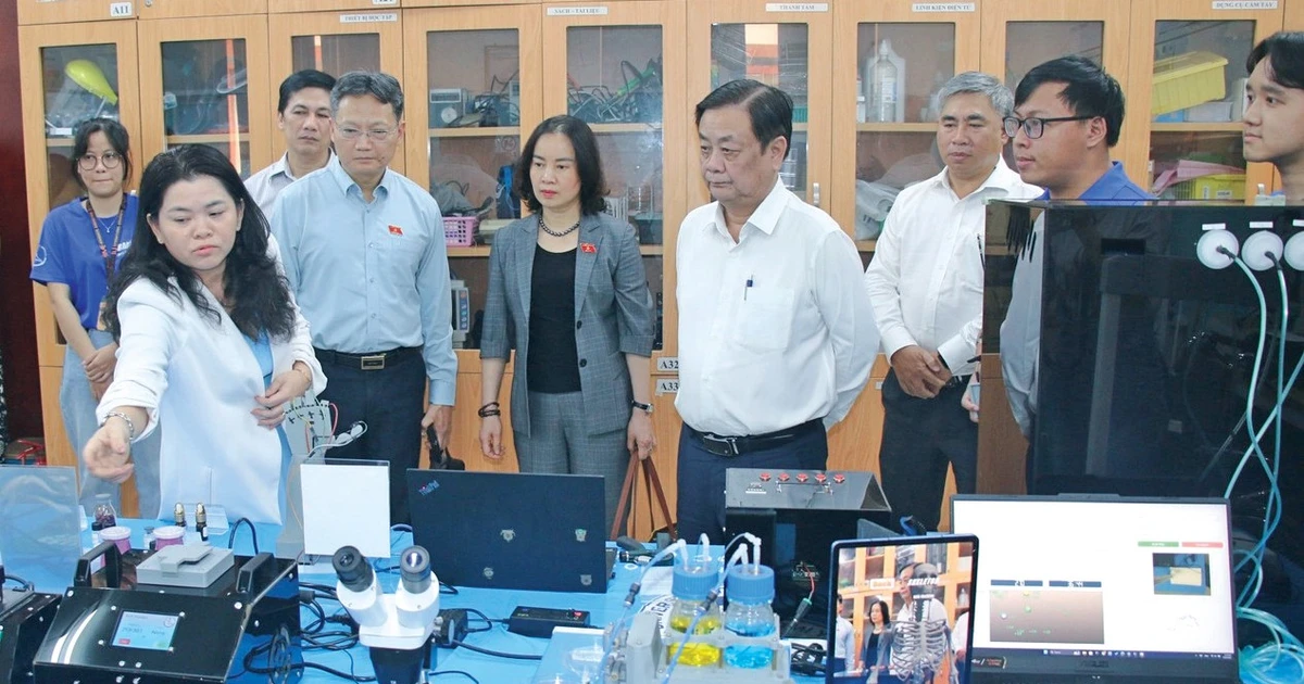 Vice Chairman of the National Assembly Le Minh Hoan works with Ho Chi Minh City National University