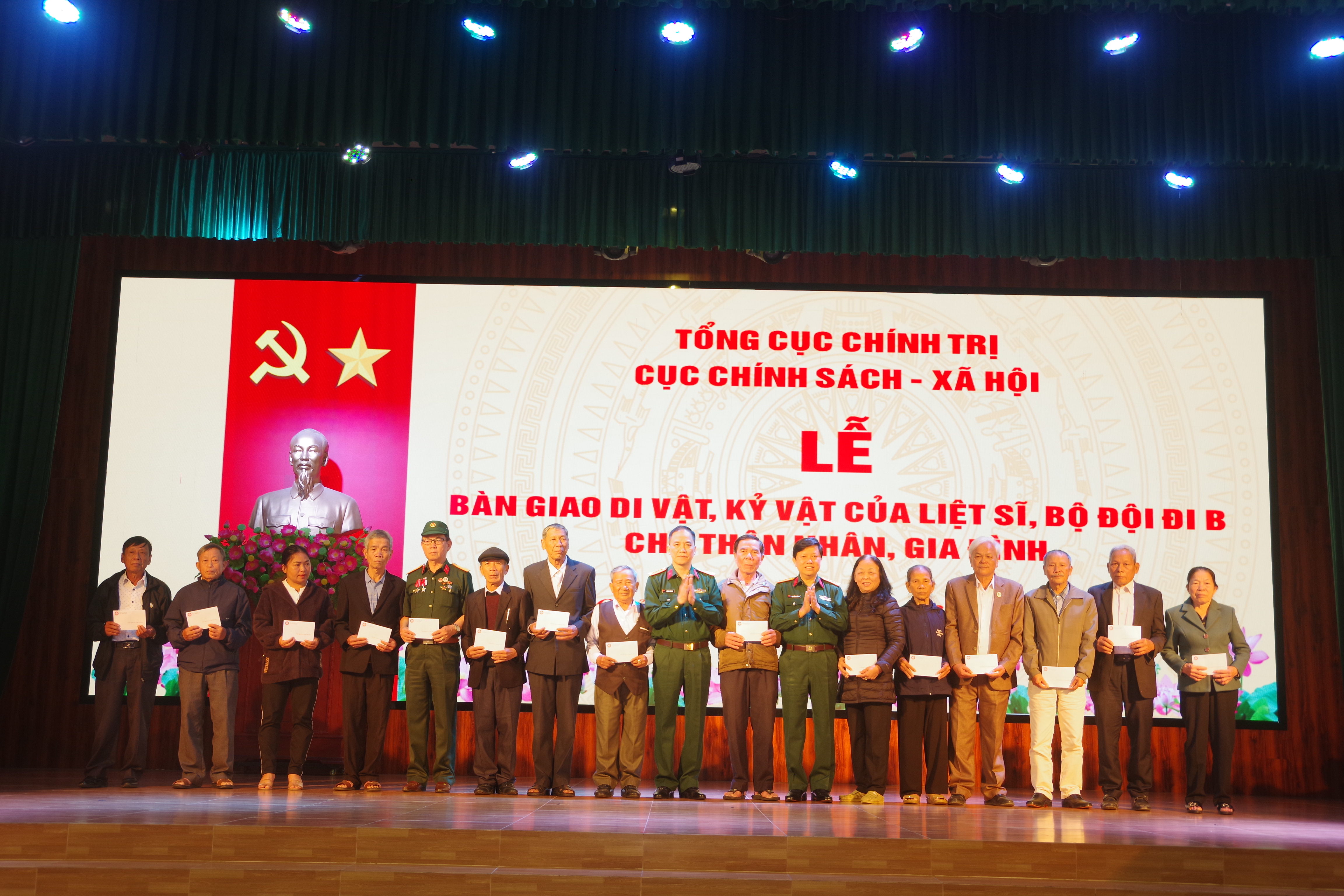 Entrega de reliquias y recuerdos de los mártires a sus familiares en la provincia de Quang Tri