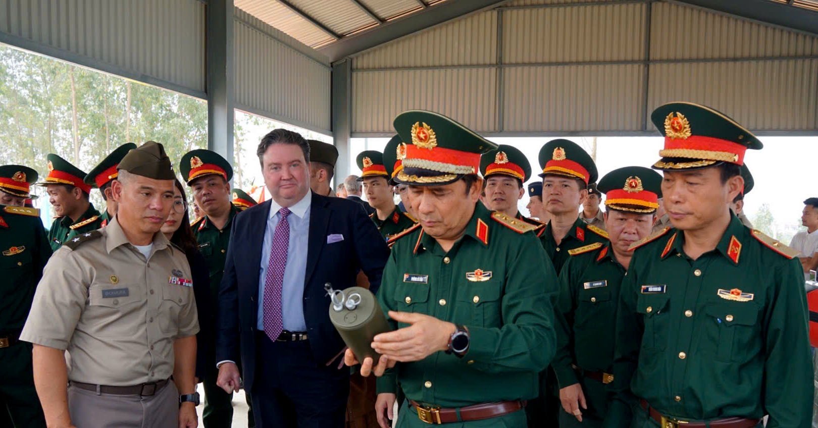 US provides $700,000 in aid to build an explosives disposal training ground in Hanoi