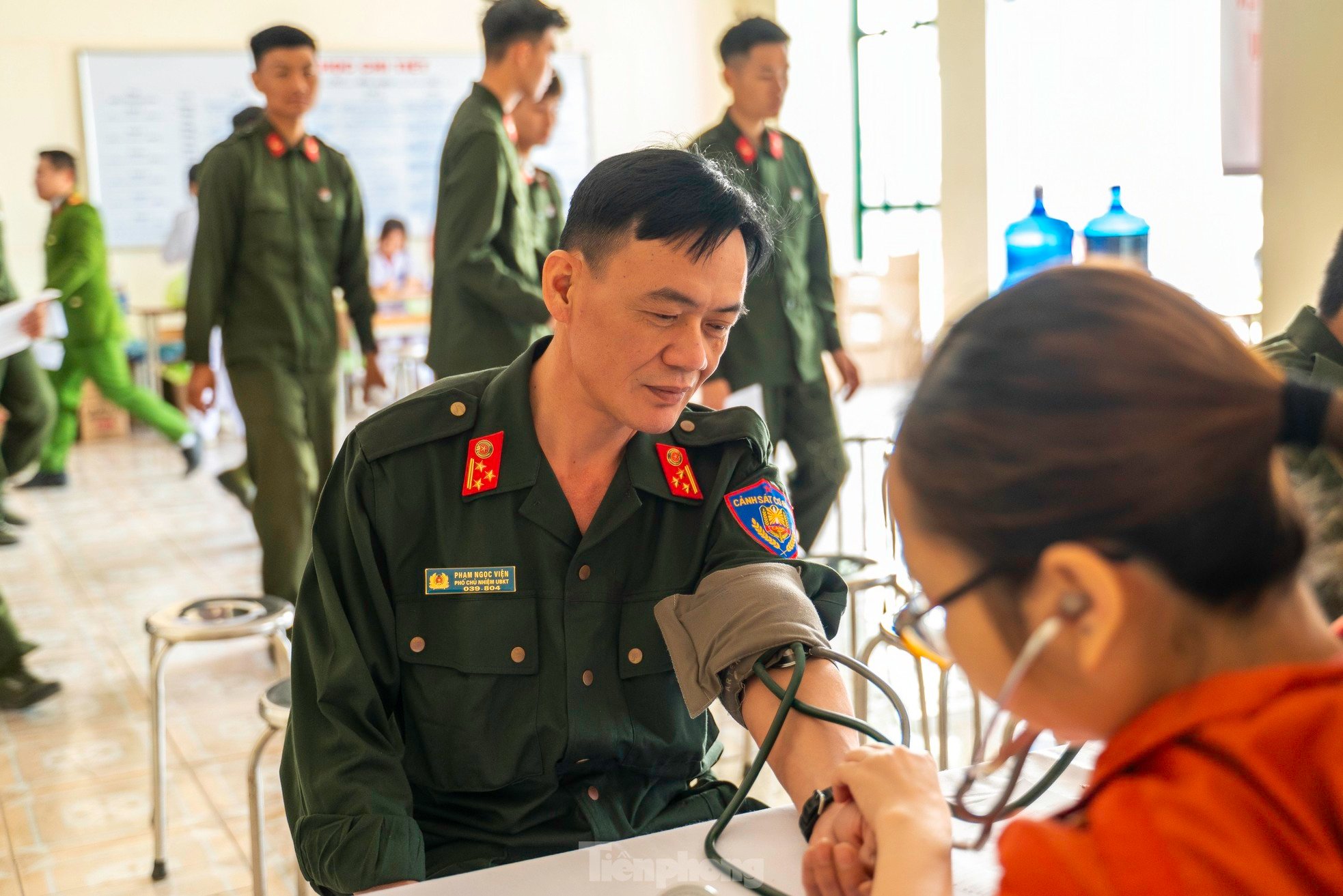 Mitglieder der Jugendgewerkschaft des Northeast Mobile Police Regiment spenden freiwillig Blut, Foto 24