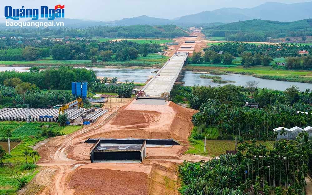 Le pont sur la branche de la rivière Thoa sur l'autoroute Quang Ngai - Hoai Nhon a terminé la poutre. 