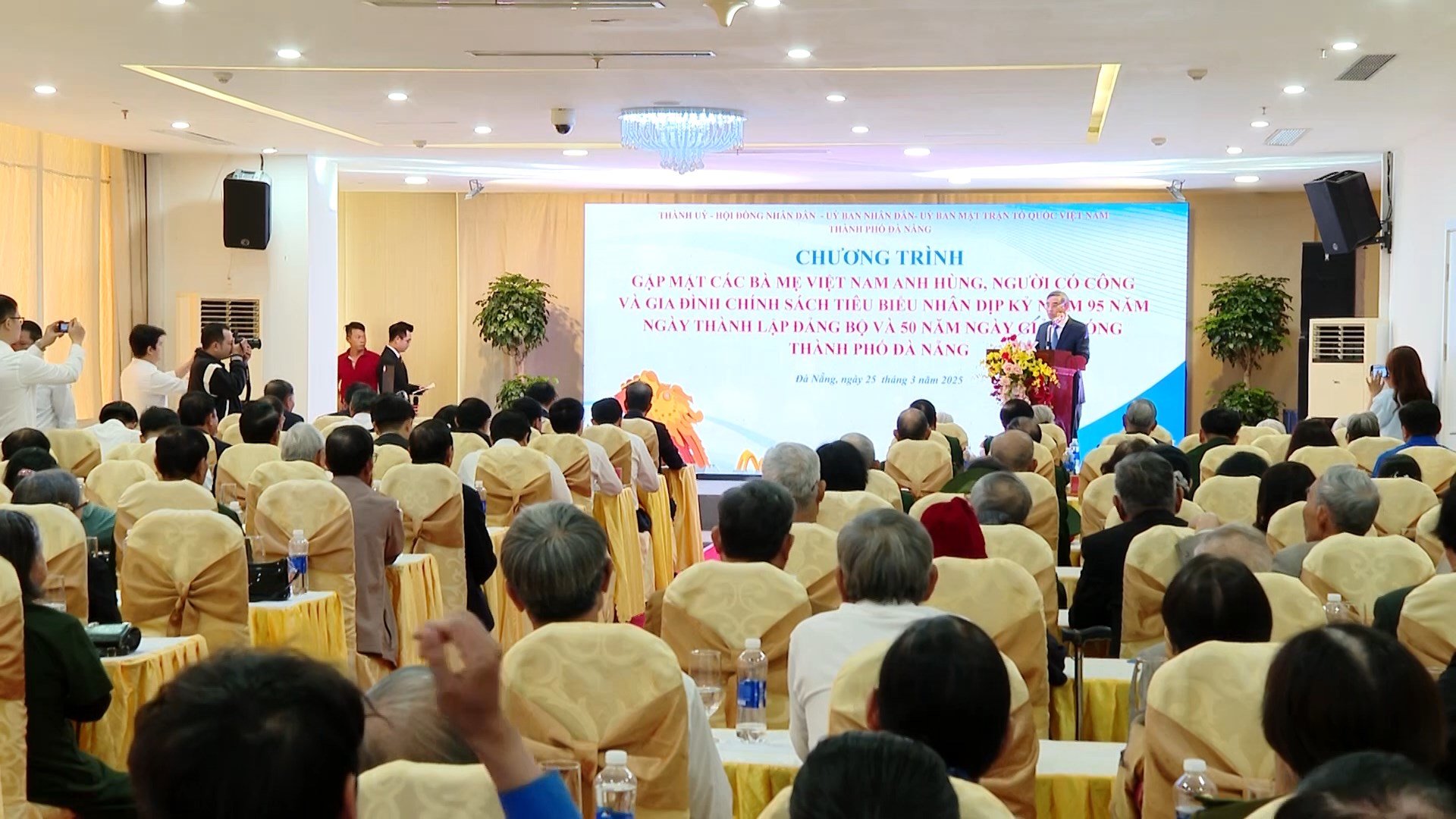 Da Nang se réunit pour honorer les familles politiques exemplaires