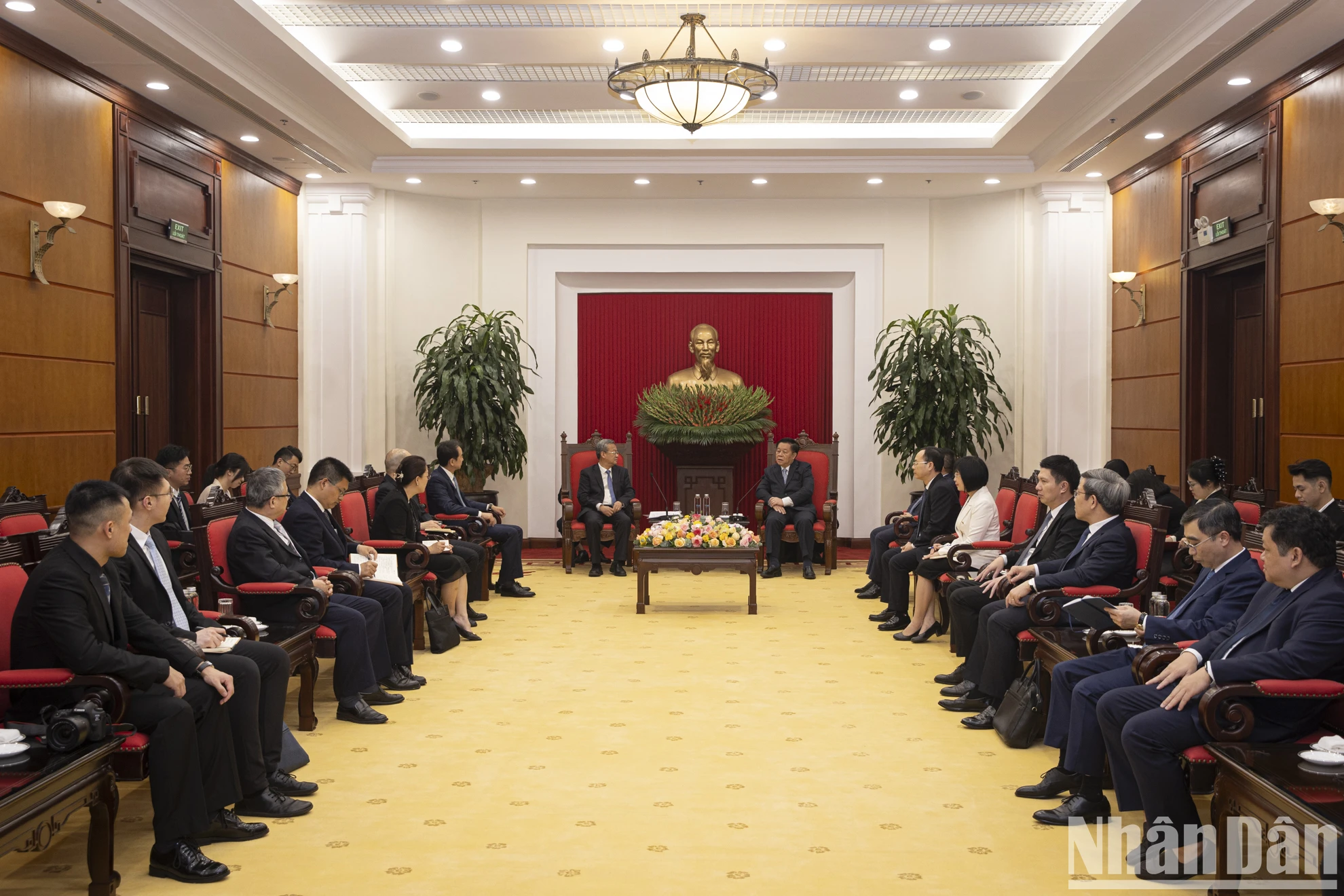 [Foto] El jefe de la Comisión Central de Propaganda y Movilización de Masas, Nguyen Trong Nghia, recibió a la delegación del periódico Nhan Dan Daily. Foto 3