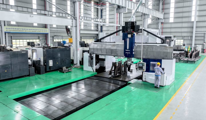2-column 5-face CNC bed milling machine at the Precision Engineering and Mold Factory.