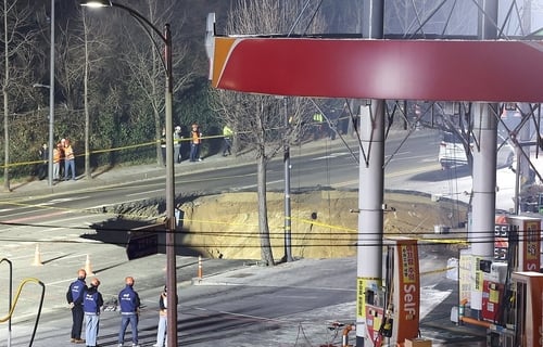 Video von riesigem „Todesloch“, das Motorrad verschluckt, eine Person tot