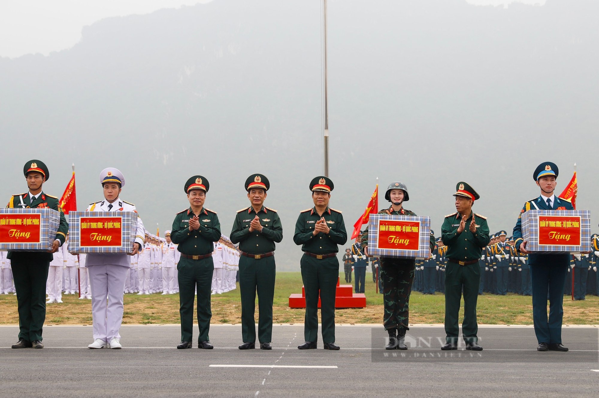 Xếp hình xe tăng tiến vào Dinh Độc Lập tại buổi hợp luyện diễu binh, diễu hành - Ảnh 17.