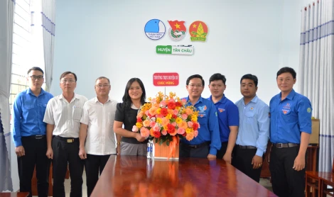 Visitez et félicitez l'Union de la jeunesse du district à l'occasion de l'anniversaire de la fondation de l'Union de la jeunesse communiste de Ho Chi Minh