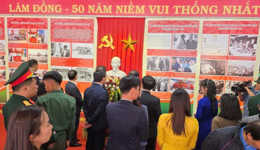 Các đại biểu tham quan triển lãm.