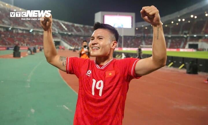 Nguyen Quang Hai était assis sur le banc lors du match entre le Vietnam et le Laos.