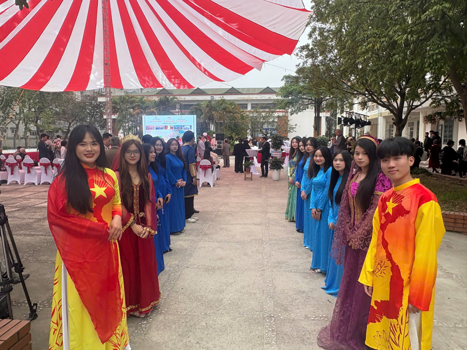 Vietnamesische Studenten in traditioneller vietnamesischer Ao Dai- und aserbaidschanischer Tracht.