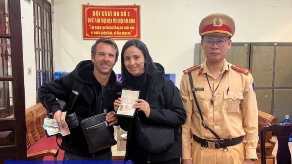 Quang Ninh traffic police return lost property to French tourist