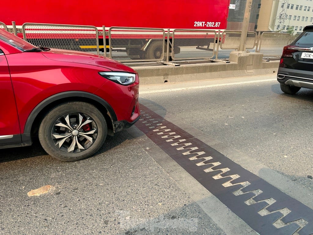 L'état actuel des dommages aux joints de dilatation de la Ring Road 3 surélevée a provoqué la « déchirure » de la surface de la route, photo 7