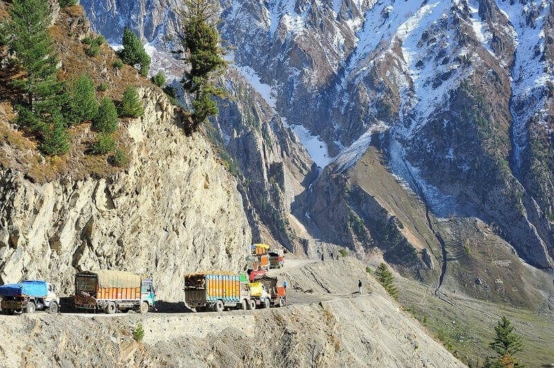 The most dangerous "death" roads in the world, hearing about them is heart-stopping