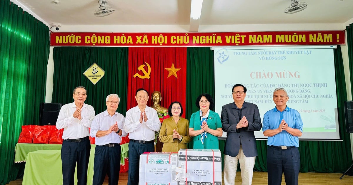 L'ancienne vice-présidente Dang Thi Ngoc Thinh offre des cadeaux aux enfants handicapés