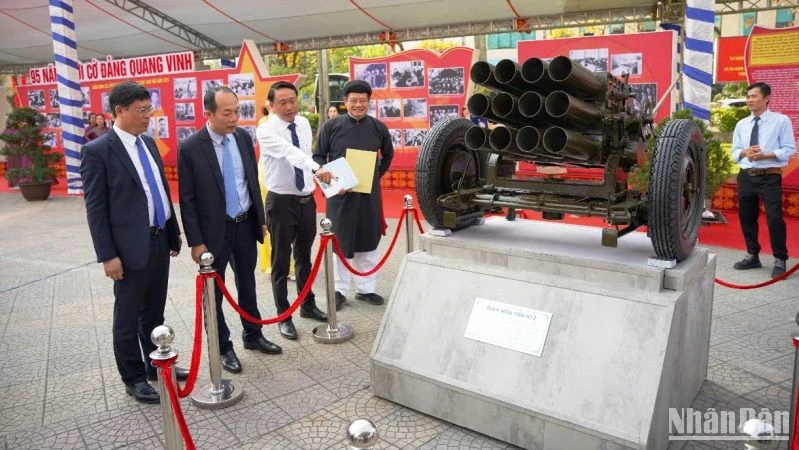 Exposition « 95 ans sous le glorieux drapeau du Parti », « 50 ans – Hué s'efforce d'entrer dans une nouvelle ère de développement »