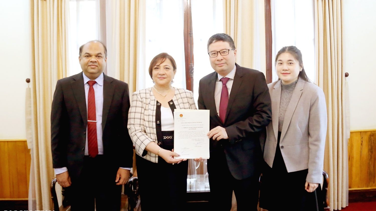 Das Außenministerium überreicht dem Honorarkonsul von Sri Lanka in Ho-Chi-Minh-Stadt die Annahmeurkunde. Ho Chi Minh