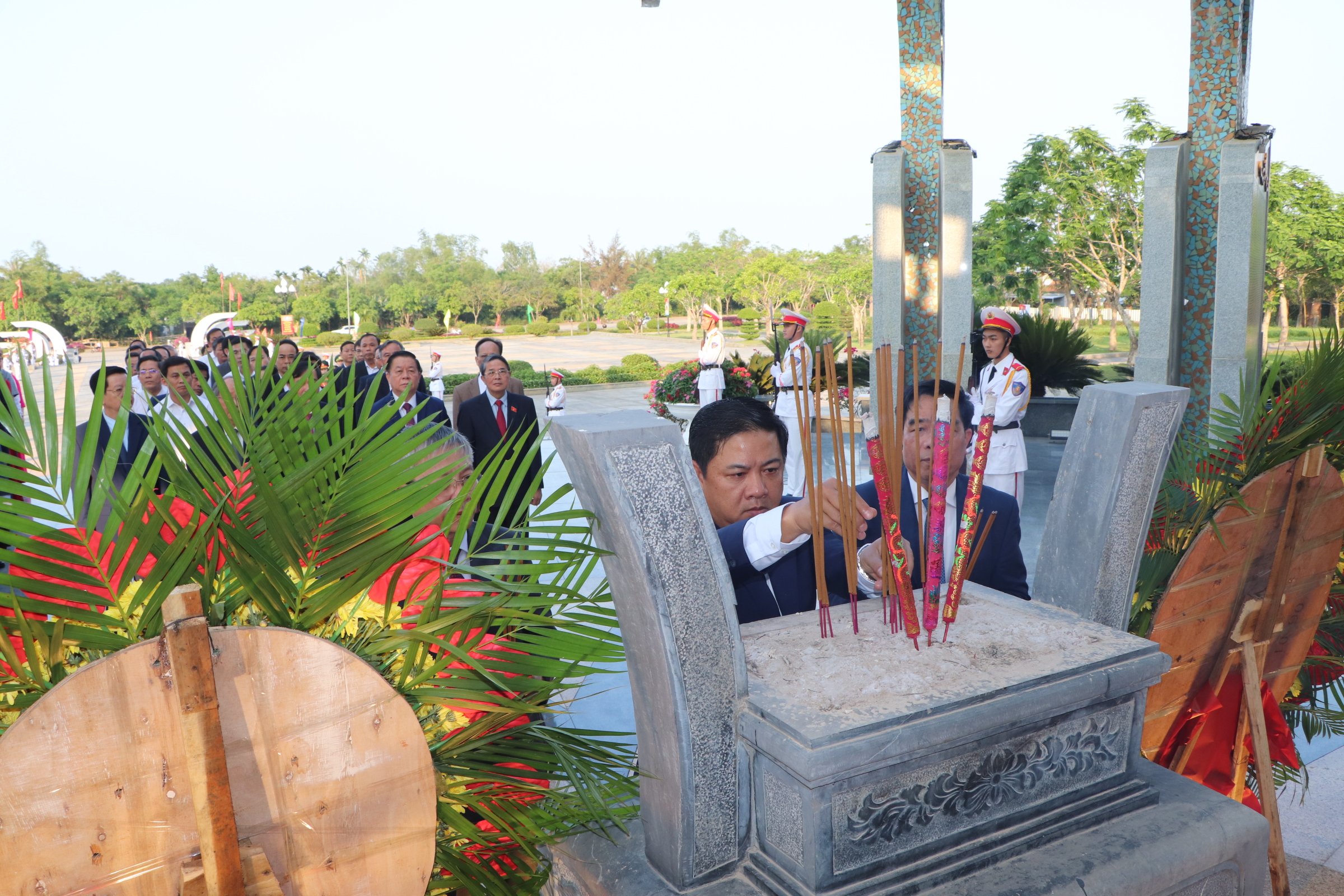 Trưởng Ban Tuyên giáo và Dân vận Trung ương dâng hương tưởng nhớ các Anh hùng Liệt sĩ- Ảnh 4.