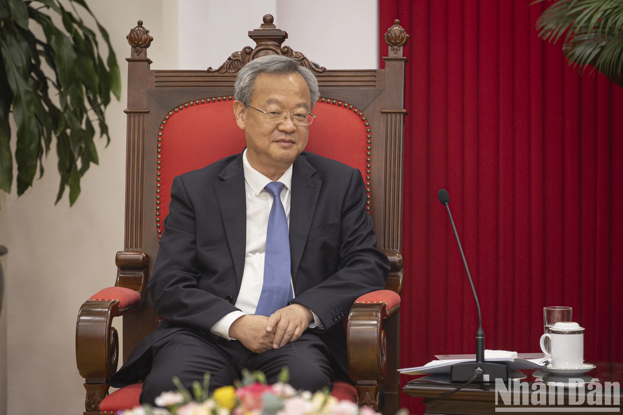 [Foto] El jefe de la Comisión Central de Propaganda y Movilización de Masas, Nguyen Trong Nghia, recibió a la delegación del periódico Nhan Dan Daily. Foto 6