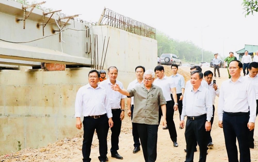 Los líderes provinciales de Binh Duong examinan el progreso de proyectos clave