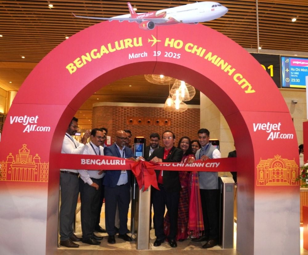 Lãnh đạo Vietjet thực hiện nghi thức khai trương đường bay TP.HCM - Bengaluru.