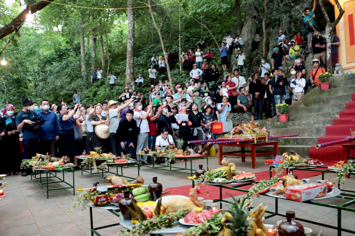 カウヴァイ村の人々は、毎年恒例のフォンルー市場祭りの際に、オン寺院とバ寺院への供物を準備しています。 （写真：資料）